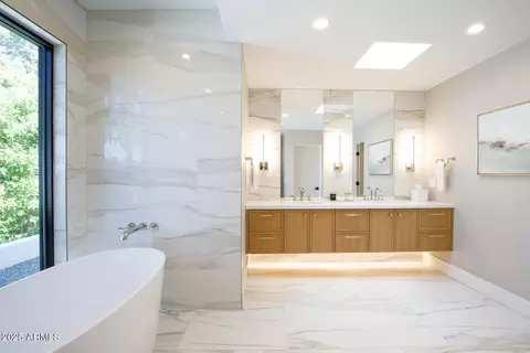 Bath - 123 E Wagon Wheel Dr, Phoenix, AZ 85020 photo 4 of 11