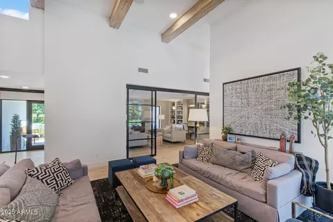 Living - 123 E Wagon Wheel Dr, Phoenix, AZ 85020 photo 3 of 8