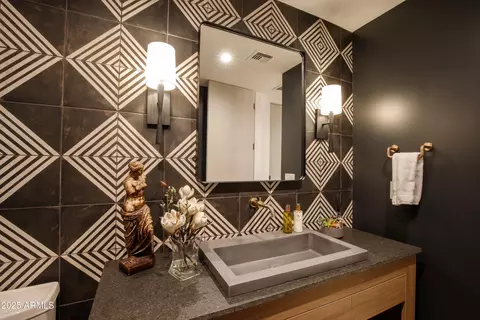 Bath - 123 E Wagon Wheel Dr, Phoenix, AZ 85020 photo 2 of 11
