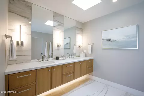 Bath - 123 E Wagon Wheel Dr, Phoenix, AZ 85020 photo 5 of 11