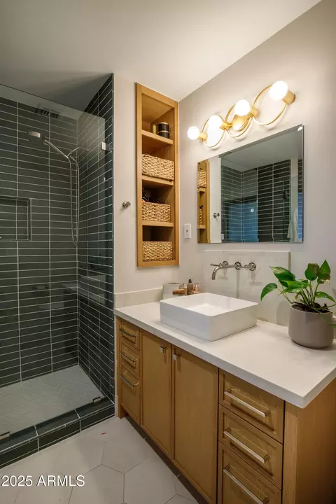 Bath - 123 E Wagon Wheel Dr, Phoenix, AZ 85020 photo 8 of 11