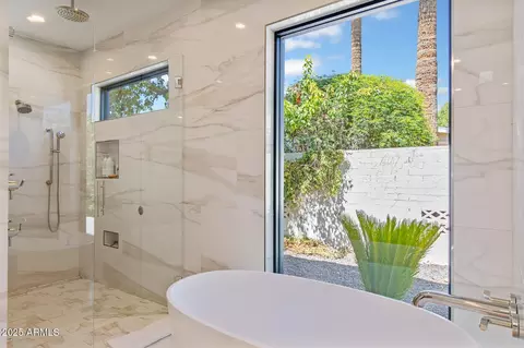 Bath - 123 E Wagon Wheel Dr, Phoenix, AZ 85020 photo 6 of 11