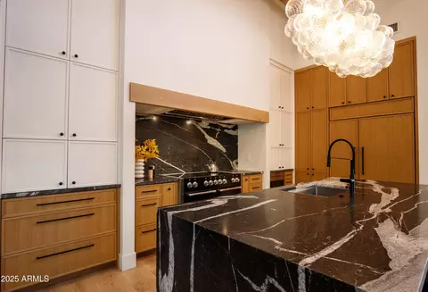 Kitchen - 123 E Wagon Wheel Dr, Phoenix, AZ 85020 photo 6 of 7