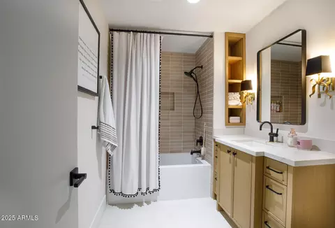 Bath - 123 E Wagon Wheel Dr, Phoenix, AZ 85020 photo 11 of 11