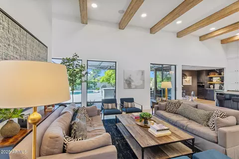 Living - 123 E Wagon Wheel Dr, Phoenix, AZ 85020 photo 4 of 8