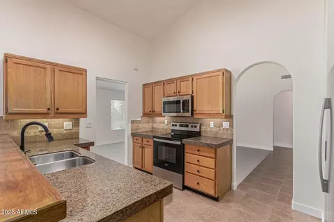 Kitchen - 3425 E Rosemonte Dr, Phoenix, AZ 85050 photo 2 of 4