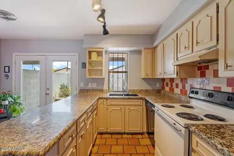 Kitchen - 6348 N 7th Ave #15, Phoenix, AZ 85013 photo 3 of 4