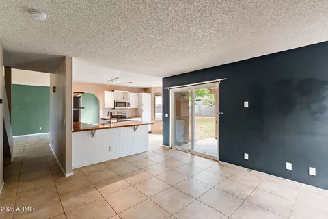 Living - 401 S Ocean Dr, Gilbert, AZ 85233 photo 5 of 6