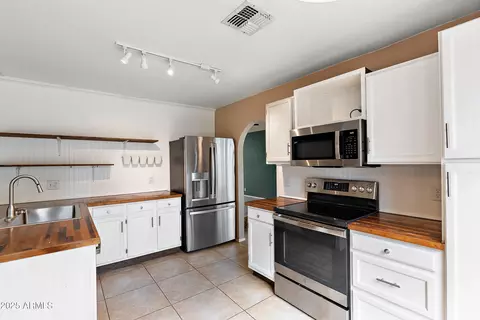 Kitchen - 401 S Ocean Dr, Gilbert, AZ 85233 photo 3 of 4