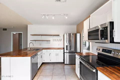 Kitchen - 401 S Ocean Dr, Gilbert, AZ 85233 photo 4 of 4