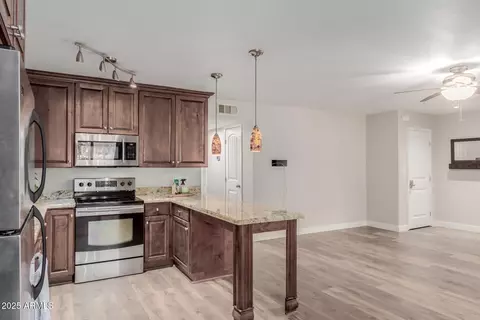 Kitchen - 5525 E Thomas Rd #H1, Phoenix, AZ 85018 photo 5 of 5