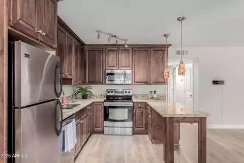 Kitchen - 5525 E Thomas Rd #H1, Phoenix, AZ 85018 photo 4 of 5