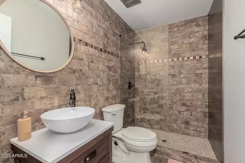 Bath - 5525 E Thomas Rd #H1, Phoenix, AZ 85018 photo 1 of 4
