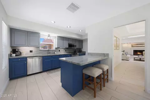 Kitchen - 2101 E Pasadena Ave, Phoenix, AZ 85016 photo 1 of 2