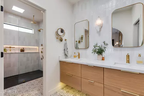 Bath - 6191 N 29th Pl, Phoenix, AZ 85016 photo 1 of 3