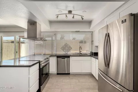 Kitchen - 4628 N 19th Ave, Phoenix, AZ 85015 photo 4 of 5
