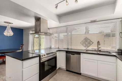 Kitchen - 4628 N 19th Ave, Phoenix, AZ 85015 photo 5 of 5