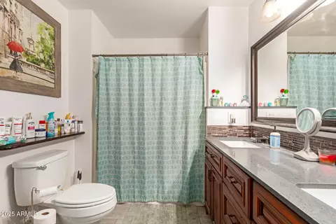Bath - 1221 E Alta Vista Rd, Phoenix, AZ 85042 photo 2 of 4