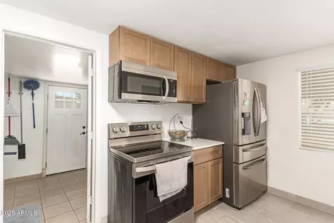 Kitchen - 1221 E Alta Vista Rd, Phoenix, AZ 85042 photo 3 of 3