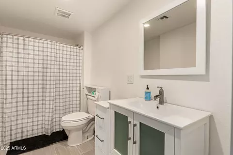 Bath - 1221 E Alta Vista Rd, Phoenix, AZ 85042 photo 3 of 4