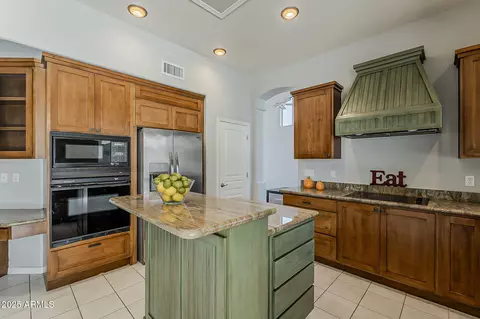 Kitchen - 1895 E Dava Dr, Tempe, AZ 85283 photo 3 of 5