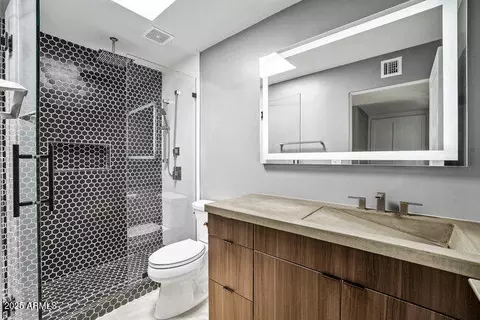Bath - 5446 E Cambridge Ave, Phoenix, AZ 85008 photo 2 of 4