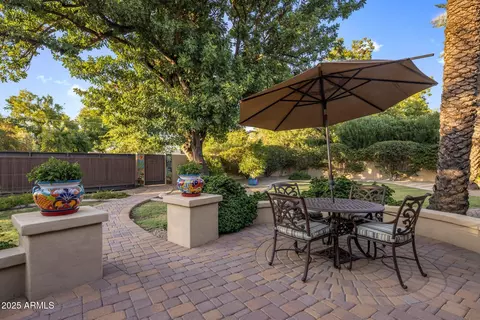 2803 E Sherran Ln, Phoenix, AZ 85016 photo 7