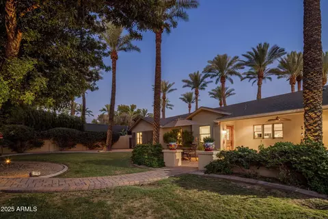 2803 E Sherran Ln, Phoenix, AZ 85016 photo 5