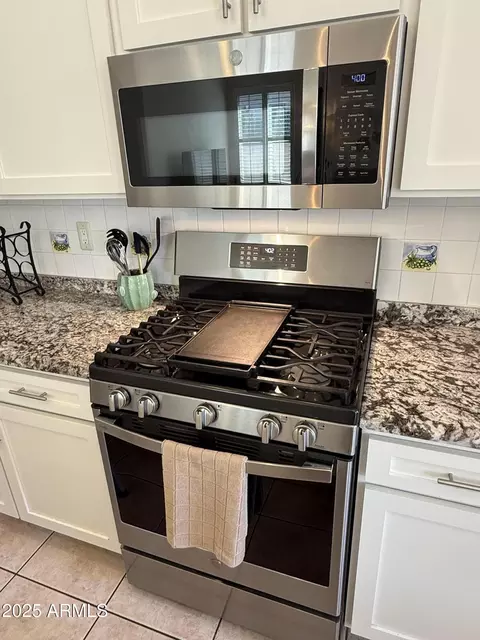 Kitchen - 4335 E Walnut Rd, Gilbert, AZ 85298 photo 11 of 14