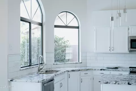 Kitchen - 514 E Stonebridge Dr, Gilbert, AZ 85234 photo 4 of 6