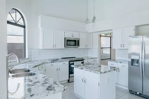 Kitchen - 514 E Stonebridge Dr, Gilbert, AZ 85234 photo 2 of 6