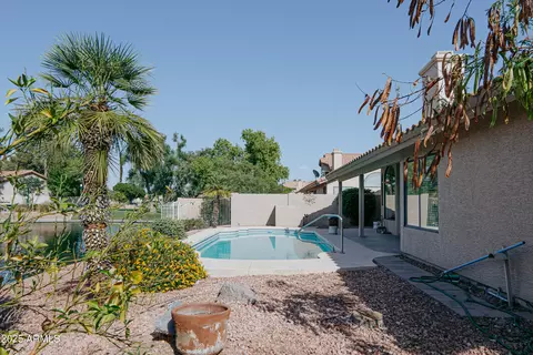 Exterior - 514 E Stonebridge Dr, Gilbert, AZ 85234 photo 4 of 6