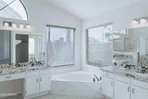 Bath - 514 E Stonebridge Dr, Gilbert, AZ 85234 photo 3 of 7