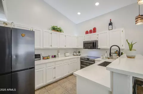 Kitchen - 538 N Cobblestone St, Gilbert, AZ 85234 photo 2 of 4