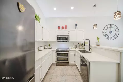 Kitchen - 538 N Cobblestone St, Gilbert, AZ 85234 photo 3 of 4