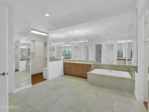 Bath - 2 Biltmore Est #115, Phoenix, AZ 85016 photo 1 of 8