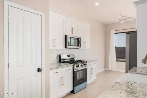 Entry Way - 4701 E Prickly Pear Trl, Phoenix, AZ 85050 photo 2 of 2