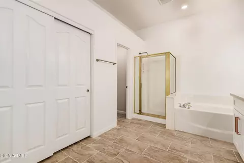 Bath - 4701 E Prickly Pear Trl, Phoenix, AZ 85050 photo 1 of 3