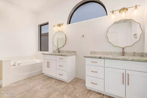 Bath - 4701 E Prickly Pear Trl, Phoenix, AZ 85050 photo 2 of 3
