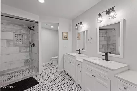 Bath - 4536 N 18th Dr, Phoenix, AZ 85015 photo 1 of 4