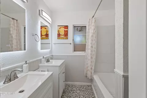 Bath - 4536 N 18th Dr, Phoenix, AZ 85015 photo 2 of 4