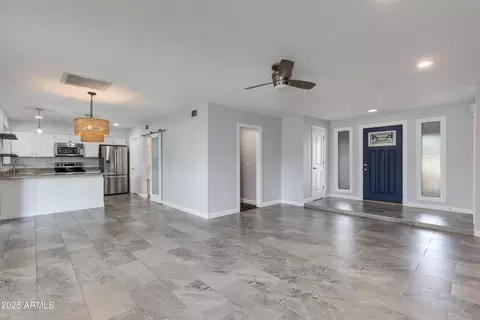 847 E Paradise Ln E, Phoenix, AZ 85022 photo 4