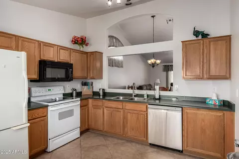 Kitchen - 444 W Comstock Ct, Gilbert, AZ 85233 photo 2 of 3