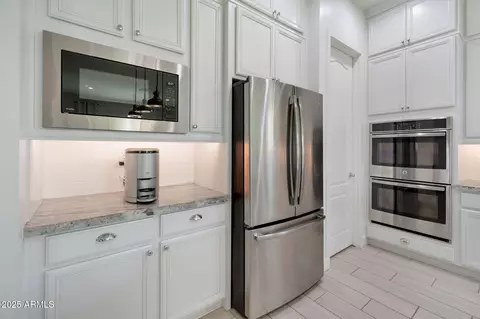Kitchen - 2850 E Bellerive Dr, Gilbert, AZ 85298 photo 3 of 5