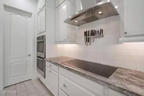 Kitchen - 2850 E Bellerive Dr, Gilbert, AZ 85298 photo 4 of 5
