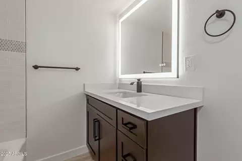 Bath - 2139 W Whitton Ave, Phoenix, AZ 85015 photo 6 of 6