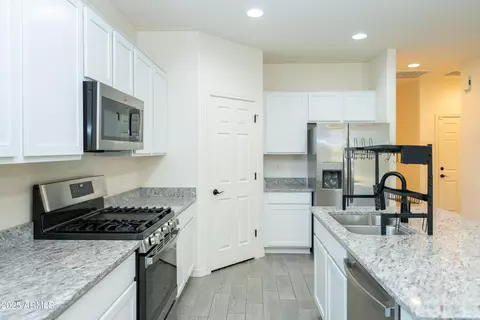 5730 W Odeum Ln, Phoenix, AZ 85043 photo 8