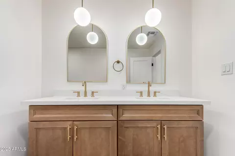 Bath - 1202 E Palmaire Ave, Phoenix, AZ 85020 photo 4 of 5
