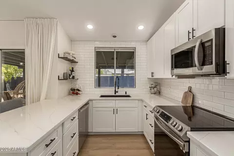 Kitchen - 1338 E Tonto Ln, Phoenix, AZ 85024 photo 2 of 3