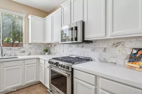 Kitchen - 4159 E Shannon St, Gilbert, AZ 85295 photo 4 of 6